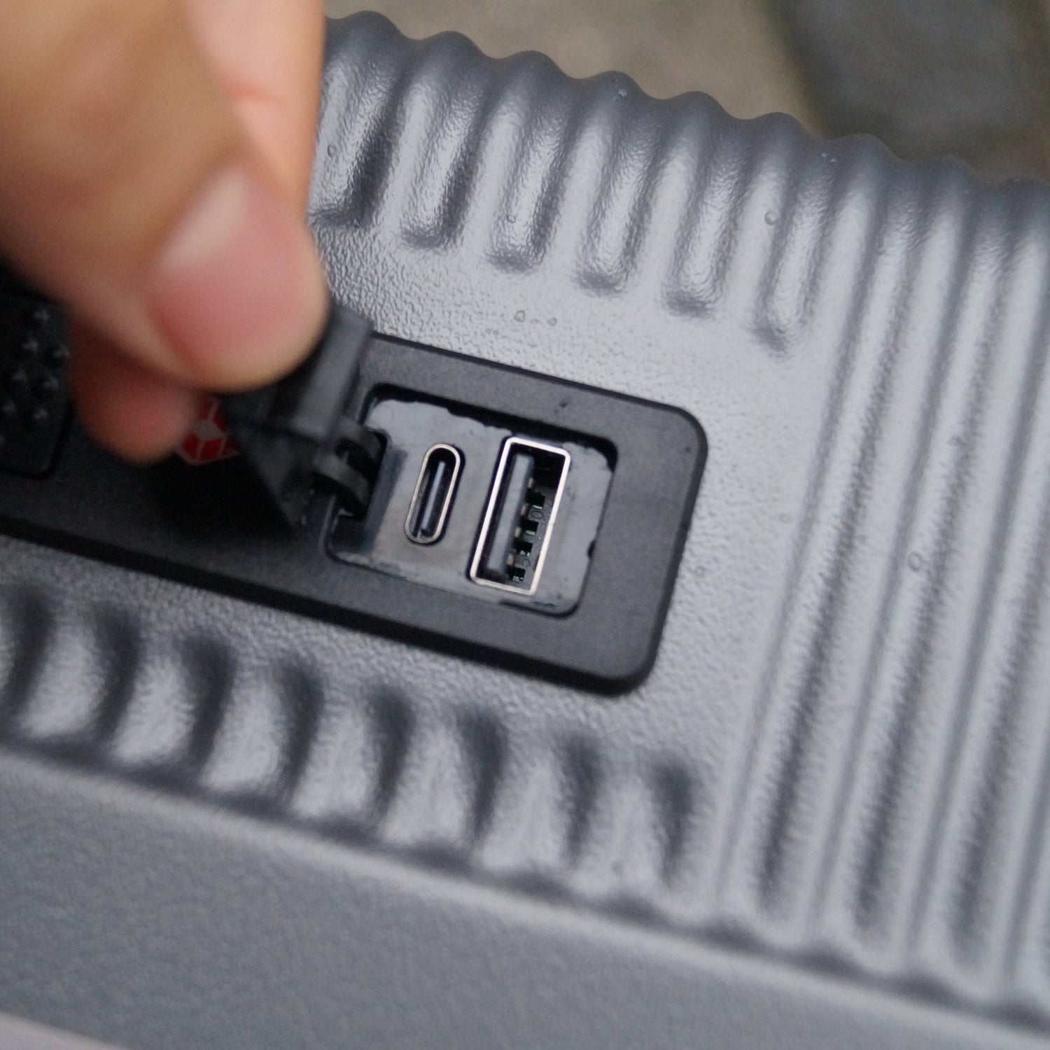Håndbagage med oplader til USB og USB-C